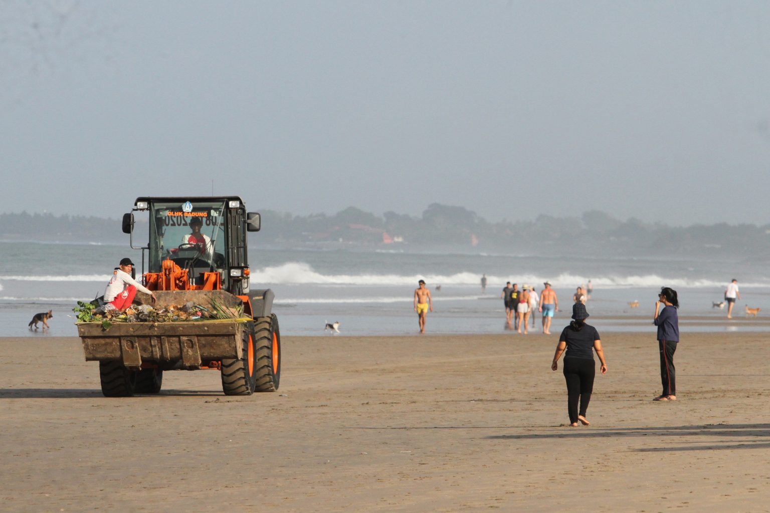 Pantai Kuta Diserbu Sampah Kiriman Hingga 600 Ton PALOPOPOS