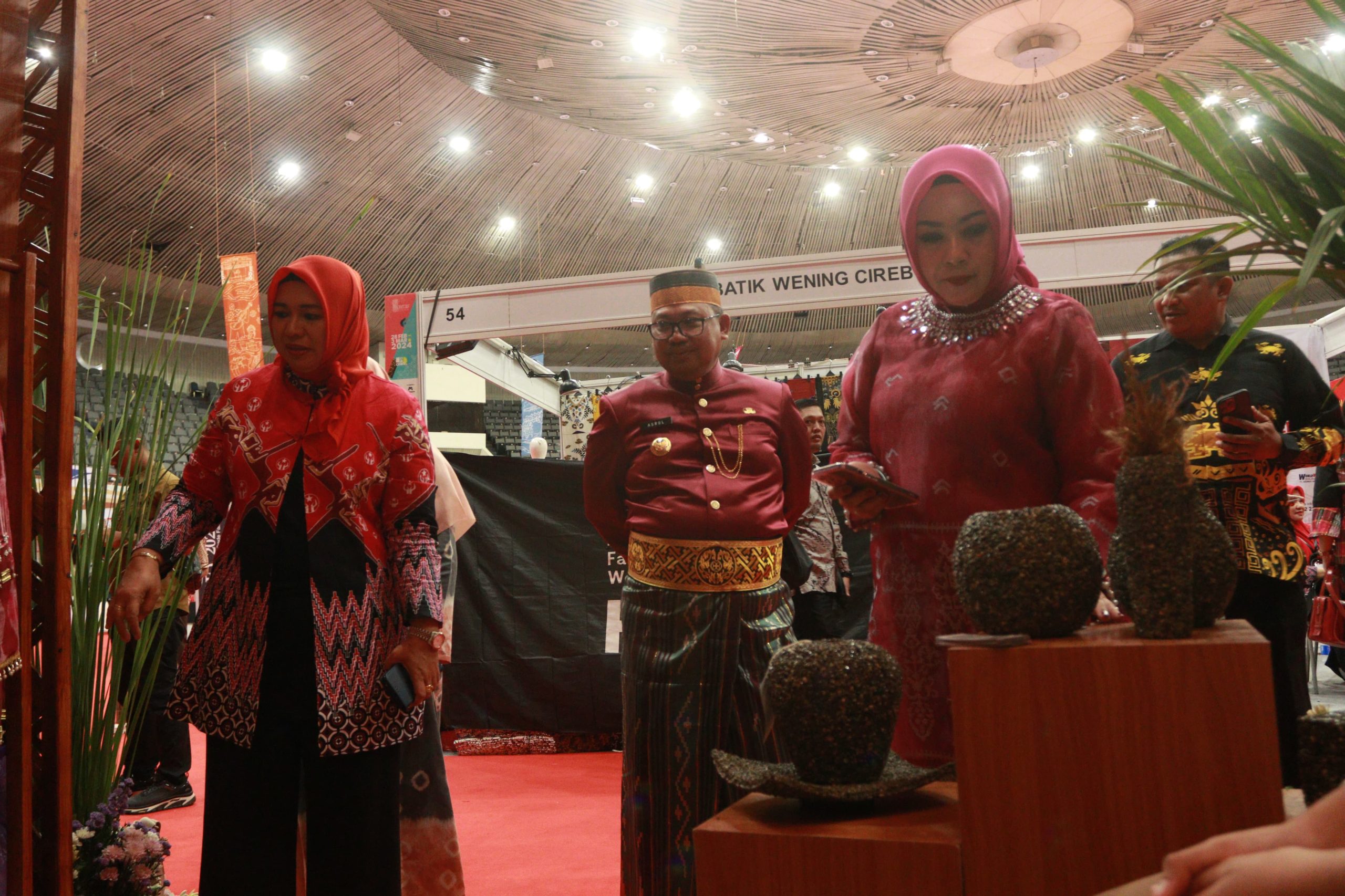 Pj Wali Kota Tinjau Booth Pameran Pada Inacraft Di Jcc Jakarta