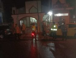 Diguyur Hujan, Polisi Polres Palopo Tetap Amankan Masjid