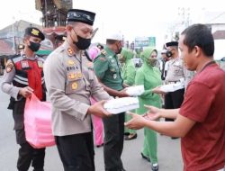 TNI-POLRI Sinergitas, Berbagi 200 Takjil Jelang Berbuka Puasa