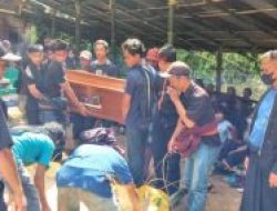 Ratusan Keluarga Iringi Pemakaman Alm. Yokal, Pelajar SD yang Tenggelam di Sungai Sa’dan