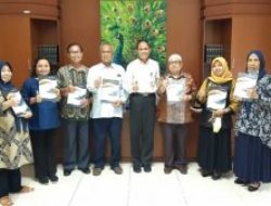 Para Dosen UT Makassar Tulis Buku Bunga Rampai Berjudul Jabat Tangan dalam Pengabdian Kepada Masyarakat