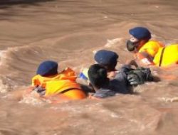 Hari Ketiga, SAR Brimob Parepare Ikut Mencari Korban Lakalantas Terjun ke Sungai di Salubarani