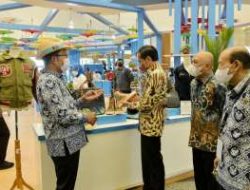Presiden Jokowi Pesan Produk UMKM Jawa Barat Untuk Suvenir Delegasi G20, Produk yang dipesan radio kayu dan jam tangan kayu