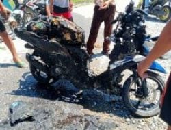 Diduga karena Handphone, Sepeda Motor Pelajar di Lutra Dilahap Api