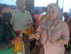 Putri Dakka Bagi Ribuan Liter Migor