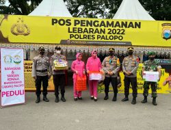 Ketua Bhayangkari Cabang Palopo Bagikan Parsel ke Anggota Jaga PAM Ops Ketupat