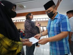 Wali Kota Judas Bagikan Insentif Sekretaris dan Bendahara RT/RW Kecamatan Sendana dan Wara