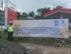 Polisi Pasang Spanduk Imbauan Mudik Aman dan Vaksinasi di Sepanjang Jalan Poros Tana Toraja