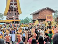 Ribuan Masyarakat Datangi Syukuran Rumah Adat Toraja dan Kaki Seribu, Gubernur Papua Barat dan Sejumlah Bupati Juga Hadir