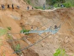 Longsor Tutup Jalan di Simbuang, Warga Angkat Kendaraan dan Lewat Mamasa ke Kota Makale