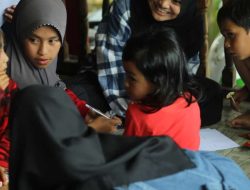 Manfaatkan Liburan Kuliah, Mahasiswa IAIN Kota Palopo Mengajar Bahasa Inggris di Desa Rinding Allo Kecamatan Rongkong