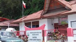 Bendera Merah Putih Dipasang Terbalik di Kantor Kelurahan Toraja Utara Viral di Medsos