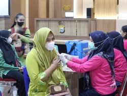 Vaksinasi Massal di Polres Palopo Berhadiah Minyak Goreng