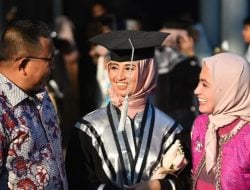 Bang Fauzi dan Indah Putri Kompak Dampingi Putri Sulung di Penamatan Sekolah