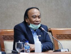 Wakil Ketua Banggar DPR RI Muhidin Jatuh Usai Serahkan Berkas ke Puan Maharani