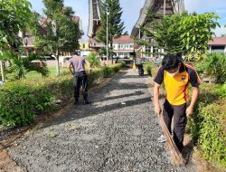 Sambut HUT ke-76 Bhayangkara, Polres Torut Gelar Kerja Bakti di Halaman GT Jemaat Rantepao