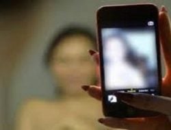Video Call Selama 5 Menit 10 Detik, Pejabat Dinsos Pamerkan Barang Terlarang ke Seorang Pria, Ini Ujung-ujungnya
