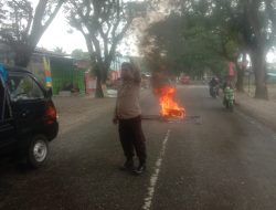 Tolak Eksekusi, Warga Maroangin Palopo Bakar Kayu di Jalan