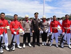 Kapolres Tana Toraja Beri Reward ke Delapan Personel Sukses Kibarkan Bendera Merah Putih
