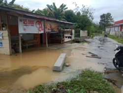 Drainase Tertimbun Rata Jalan, Air Mengalir Masuk ke Rumah Warga