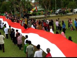 Bendera Merah Putih Sepanjang 77 Km Dibentangkan di Kalaena
