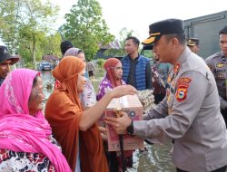 Kapolres Lutra Beri Bantuan ke Korban Banjir di Malangke Barat