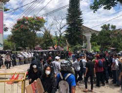 Gugatan Pemprov Ditolak, Aksi Demo di PN Makale Bentrok Polisi dan Massa