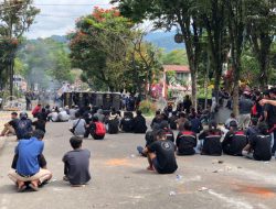 Demonstran Tak Terima Putusan PN Makale, Berujung Ricuh dan Tutup Jalan