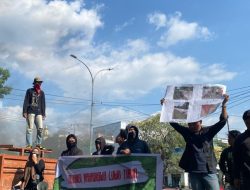 Aliansi Mahasiswa Lutim Unjuk Rasa Soroti Jalan Trans Sulawesi di Burau yang Rusak