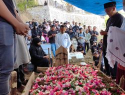 Kakak Sepupunya Meninggal Dunia, Gubernur Andi Sudirman Turut Antar ke Pekuburan di Toraja