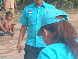Ketua Partai Gelora  Palopo Basah-basah Bawa Bantuan Korban Banjir
