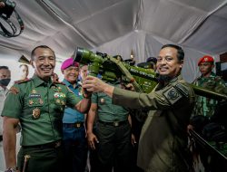 Gubernur Andi Sudirman Bersama Pangdam XIV Hasanuddin Tinjau Pameran Alutsista