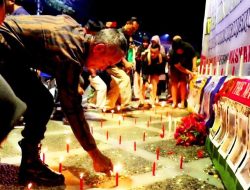 Polisi dan Masyarakat Tana Toraja Nyalakan Lilin dan Kirim Doa Kepada Korban Stadion Kanjuruhan