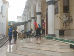 Karyawan Indomart Bersih-bersih Masjid Agung Palopo