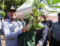 Bersama Pelajar dan Masyarakat, Gubernur Andi Sudirman Tanam 35.300 Batang Mangrove