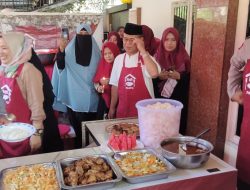 Relawan RMR Bagi 500 Nasi Box kepada Sopir Terjebak Macet di Rampoang