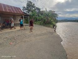 Jalanan Aspal di Lingkungan Lelong Sudah Amblas Akibat Banjir, Puluhan Rumah Warga Terancam