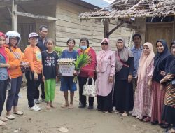SDN 92 Karetan Bantu Korban Banjir di Dusun Kampis