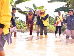Golkar Palopo Peduli Korban Banjir Salu Battang, RMB Pikul Logistik hingga ke Rumah Warga