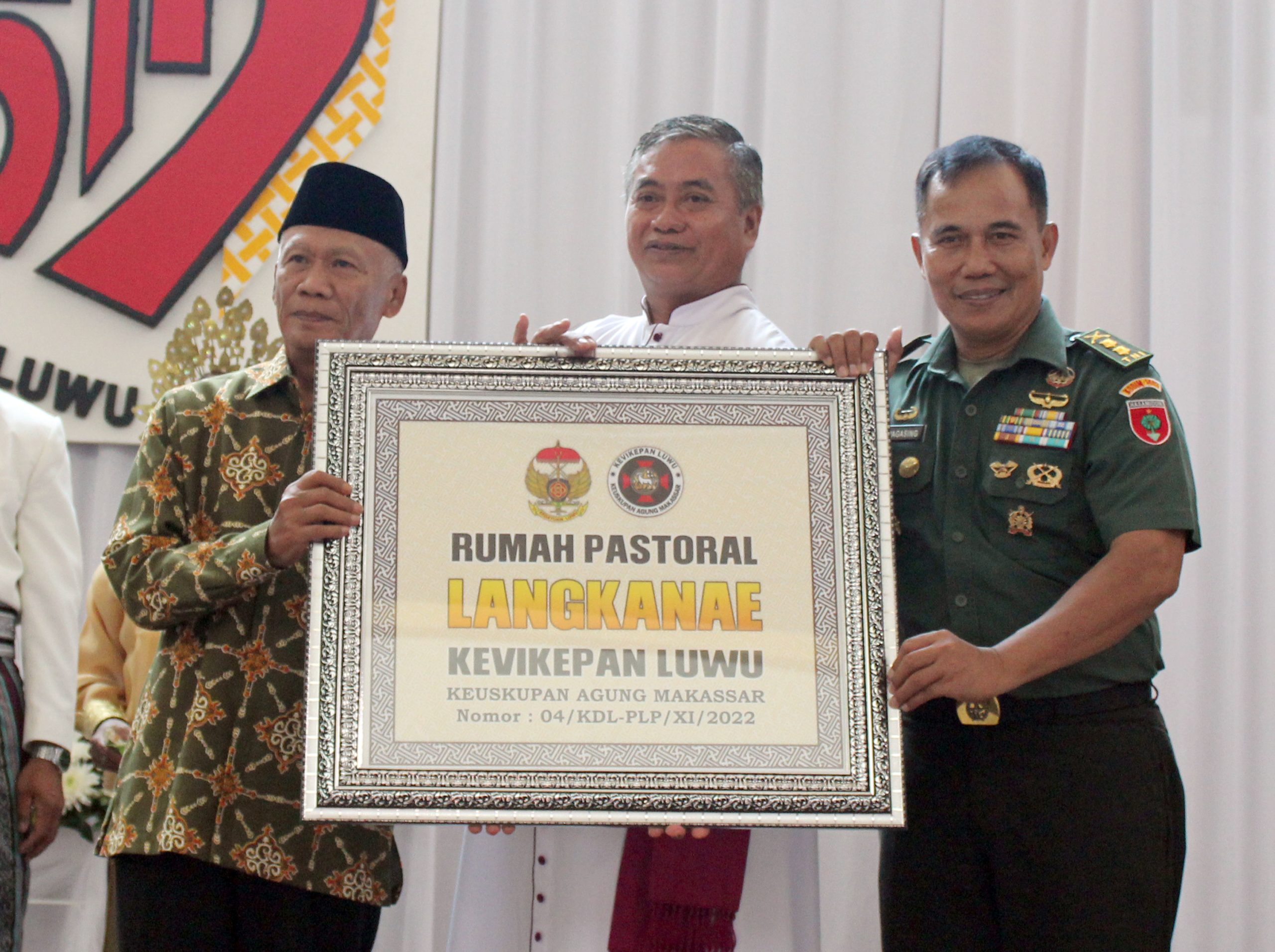 Datu Luwu menyerahkan piagam penamaan "Rumah Pastoral Langkanae" kepada Vikaris Episkopalis Tana Luwu, Pastor Martinus Pasomba didampingi Ketua Panitia, Letkol Inf Martinus Pagasing. --ft: herman/palopopos