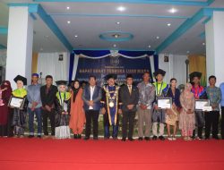 HMD Serahkan Penghargaan Mahasiswa Berprestasi pada Wisuda UM Palopo