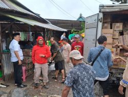 Tim Kemanusiaan IKA UNHAS dan AAS Foundation Bagi 17 Ribu Paket Bantuan Kepada Korban Banjir di Makassar