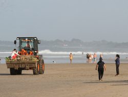 Pantai Kuta Diserbu Sampah Kiriman, hingga 600 Ton