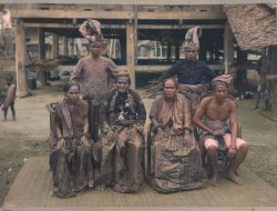 Beredar Foto-foto Lawas Tomakaka Masamba, Masyarakat, dan Rumah Adatnya di Tahun 1911