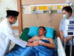 JK Jenguk Kapolda Jambi di Rumah Sakit, Irjen Pol Rusdi Hartono: Ini Kehormatan dan Penyemangat Kami untuk Sembuh