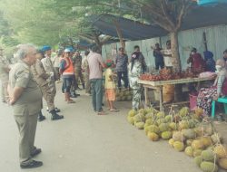 Satpol-PP Tertibkan Penjual Durian di Depan Istana Kedatuan
