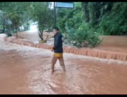 Banjir Genangi Jalan ke Kantor Bupati Lutra, Bak Air Terjun Bertingkat