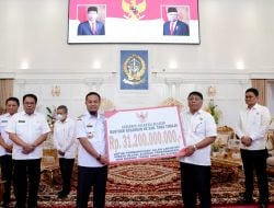 Gubernur Sulsel Serahkan Bantuan Keuangan Rp31,2 Miliar untuk Pemkab Tana Toraja