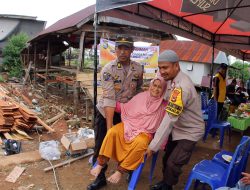 Hadir Melayani Warga! Dua Personel Polres Palopo Gotong Lansia di Atas Kursi ke Rumahnya